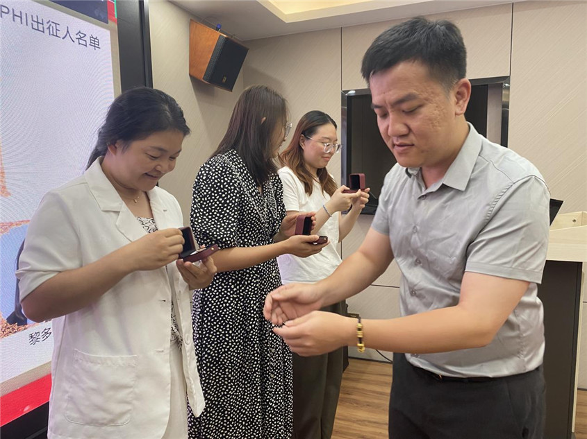 创世红海集团纪念品颁发仪式